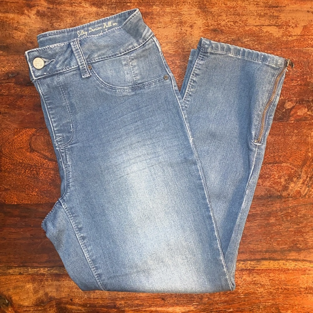Hot in Hollywood Silky Denim Pull On Capri